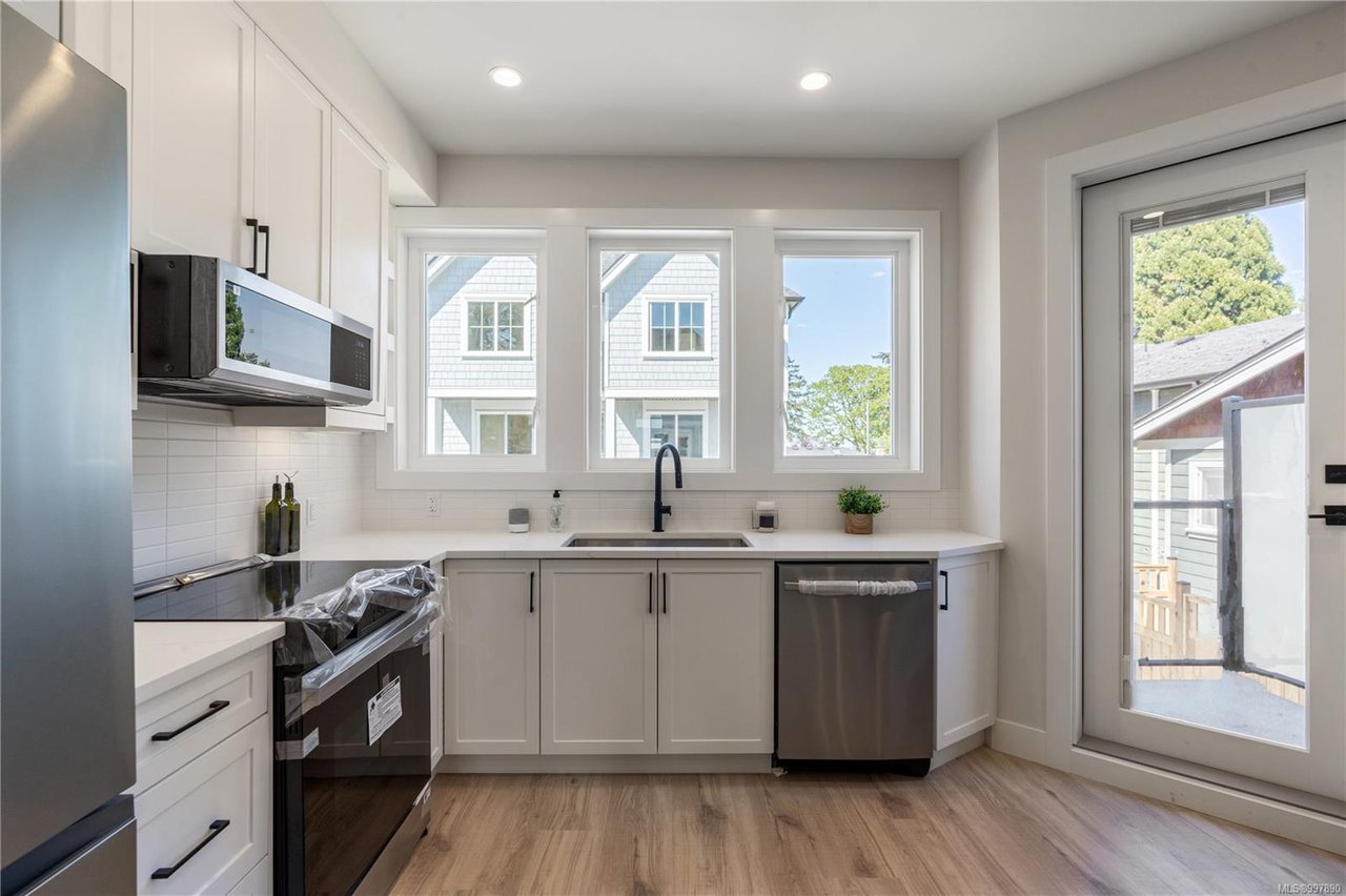 2-910 Old Esquimalt Rd
