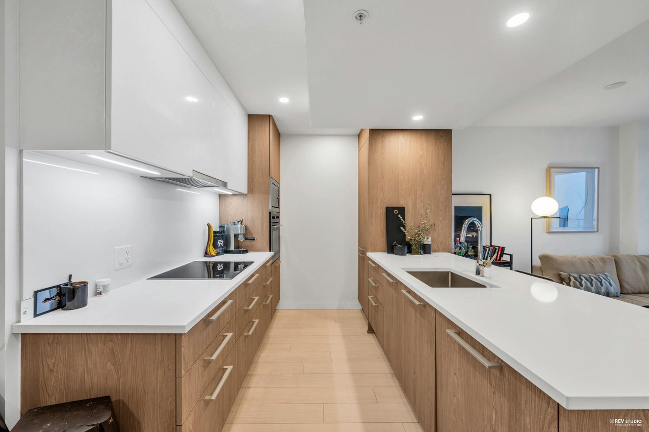 1212-285 E 10th Ave