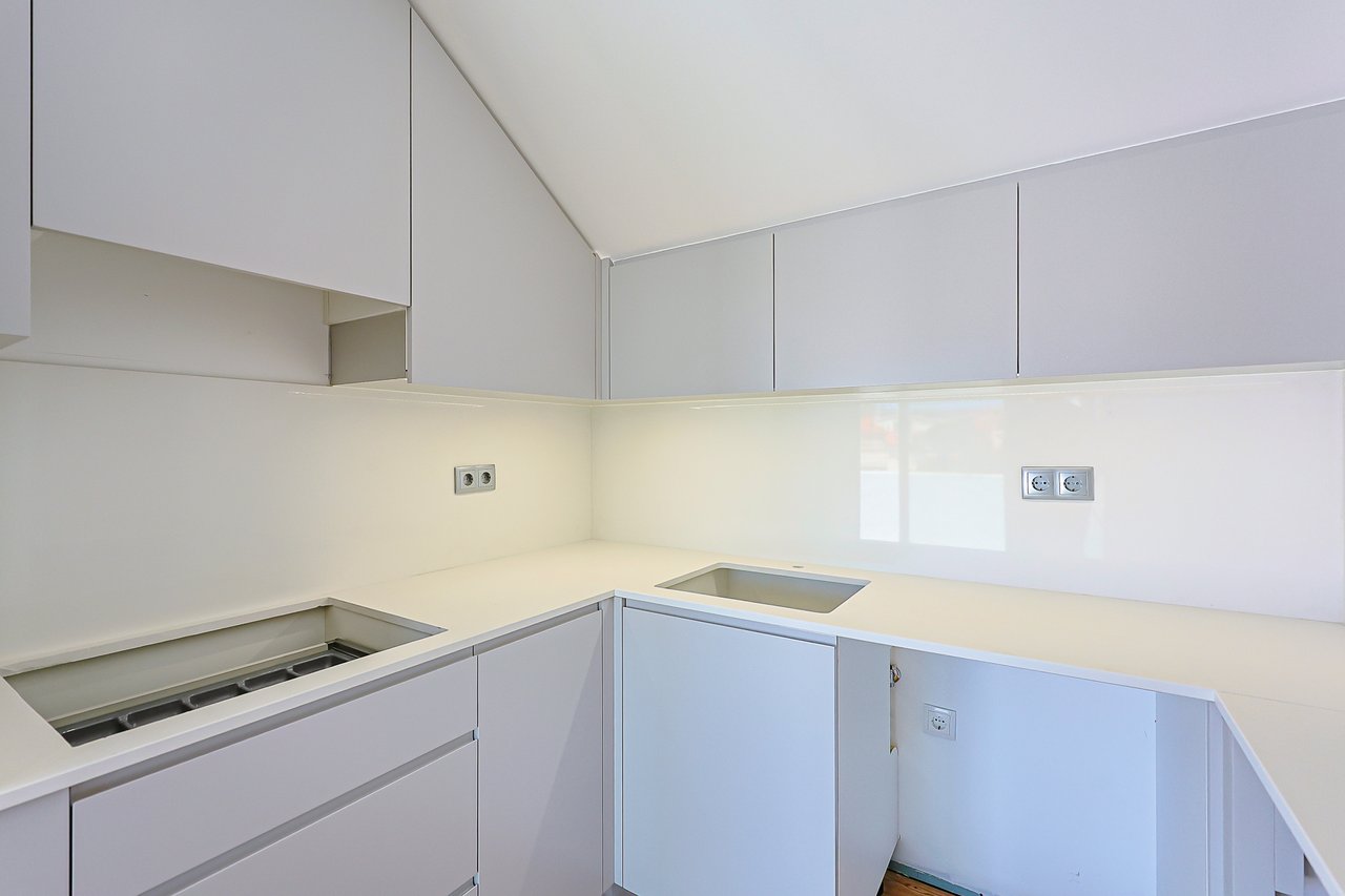 3 Bedroom Duplex with Sea View, Balcony & Private Lift in Monte Estoril