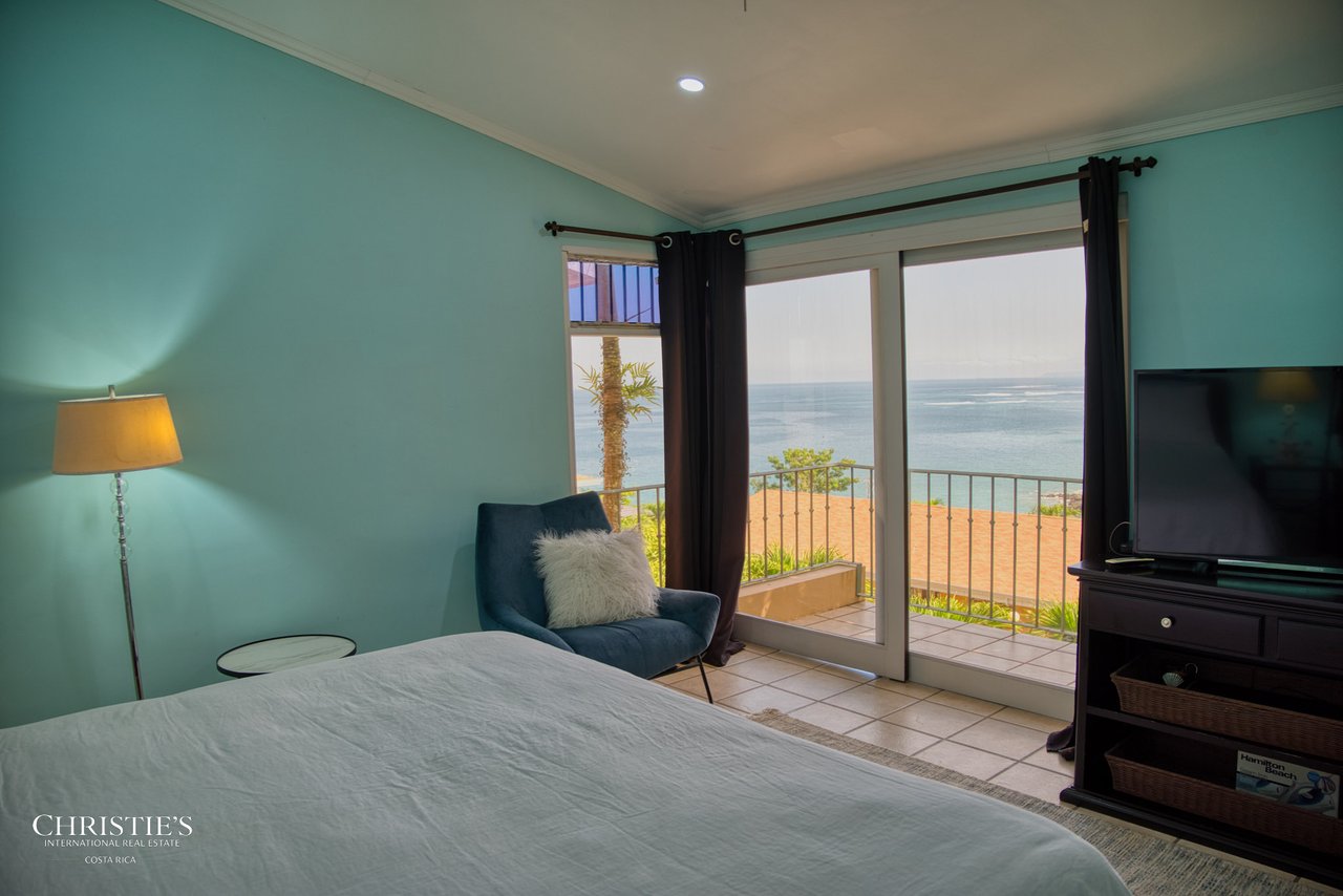 Exquisite Corner Townhouse with Panoramic Ocean Views – Faro Escondido