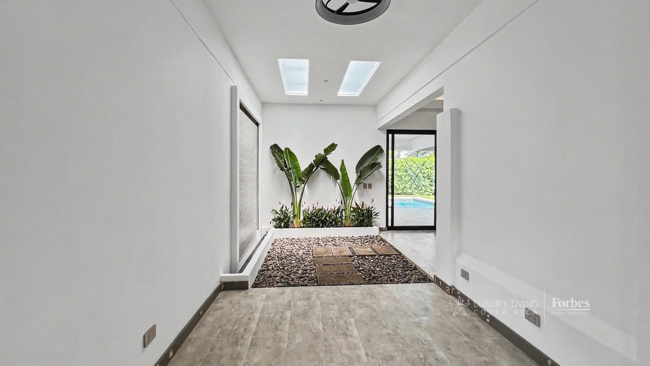 21468 - Remodeled 1-level house, 4 bedrooms, pool, terrace and garden