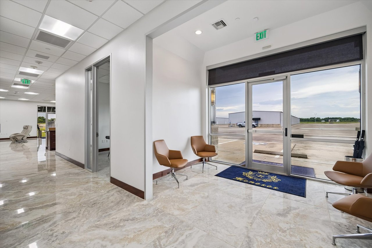 Hangar + Office - Sugar Land Regional Airport (KSGR)