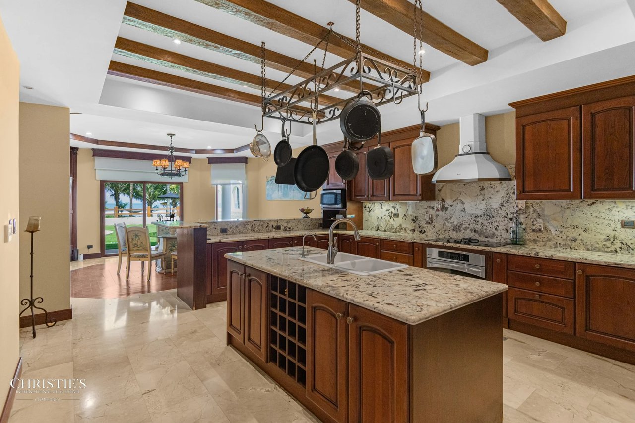 Hermosa Villa Beachfront Estate