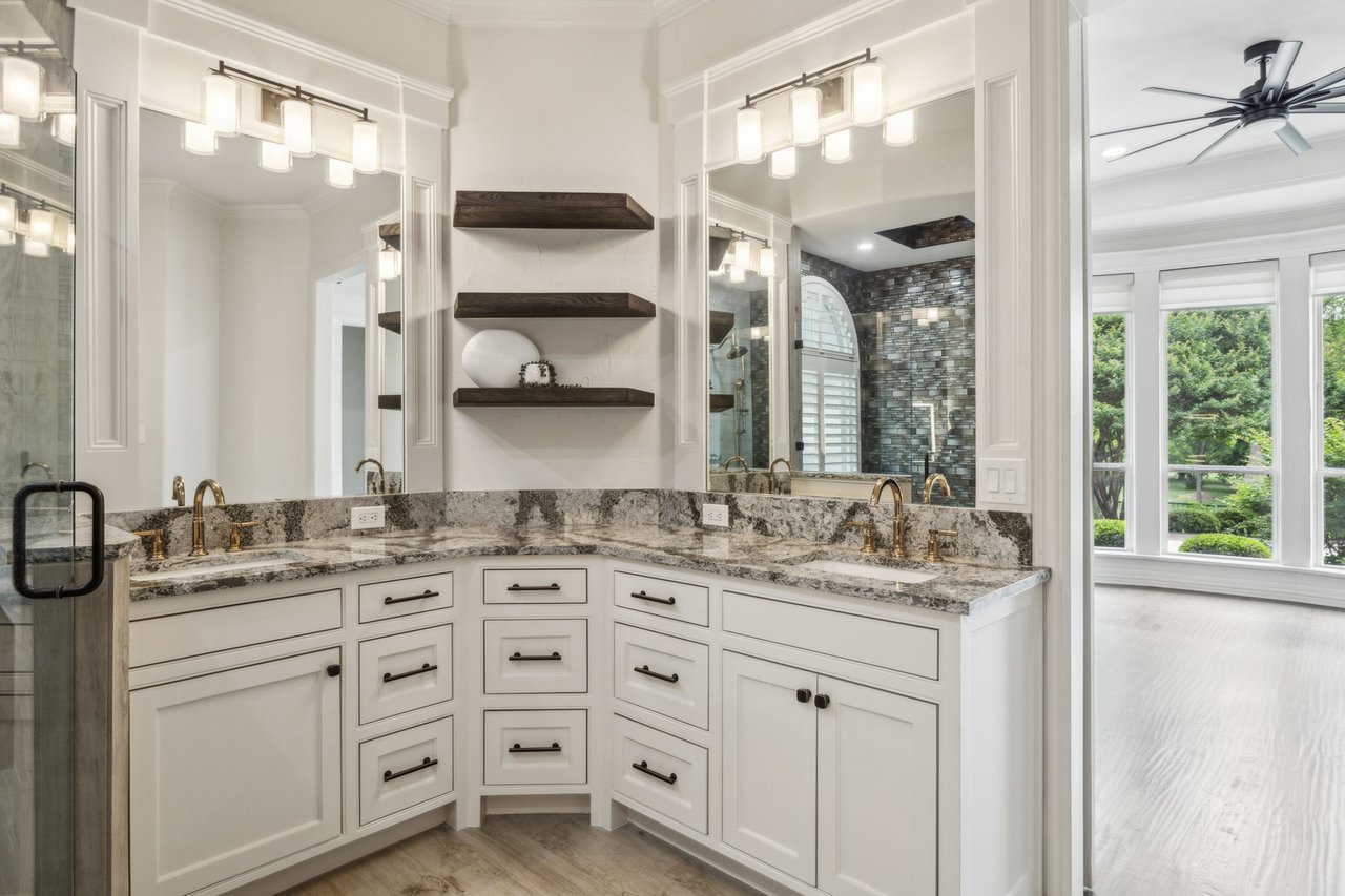 Pretty Home on Firewheel Golf Course in Garland Closes