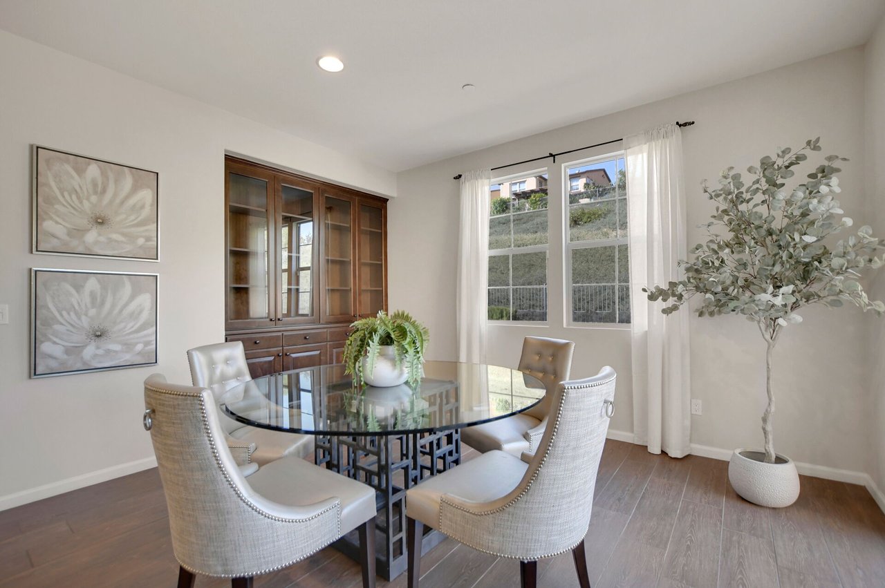 885 E Manresa