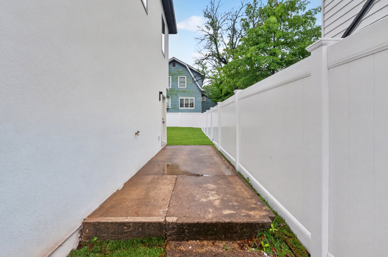 887 Linden Ave, Ridgefield, NJ 07657