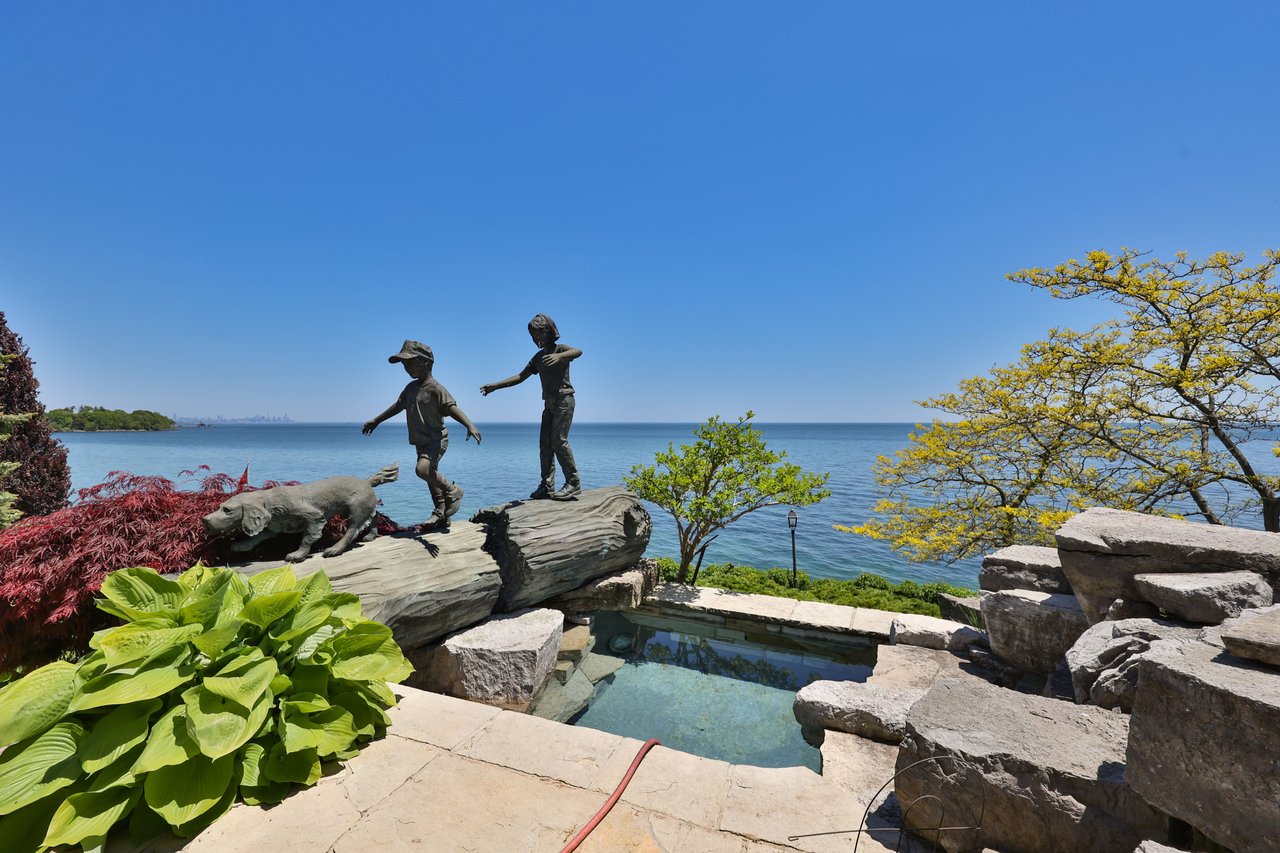 872 Whittier Cres
