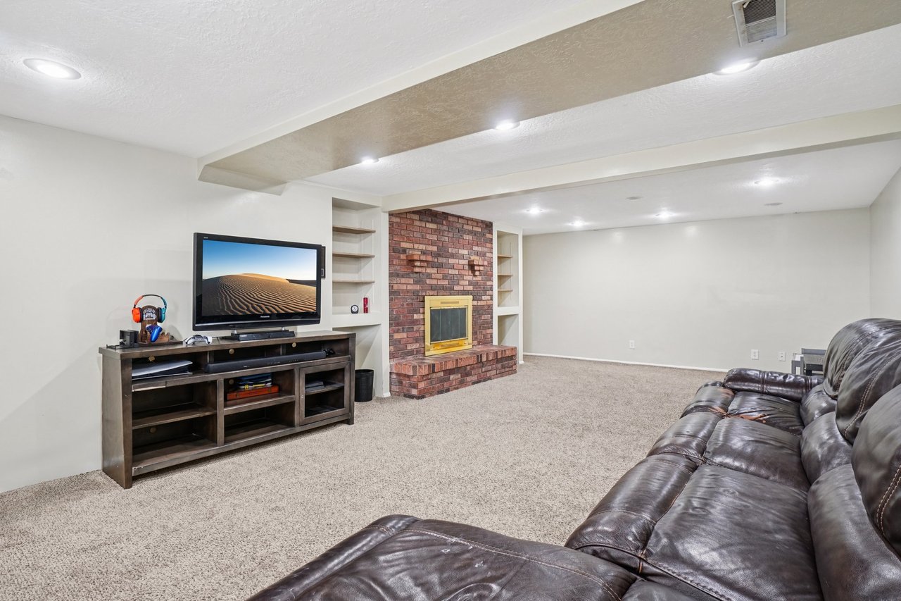 11343 S Clifford Cir