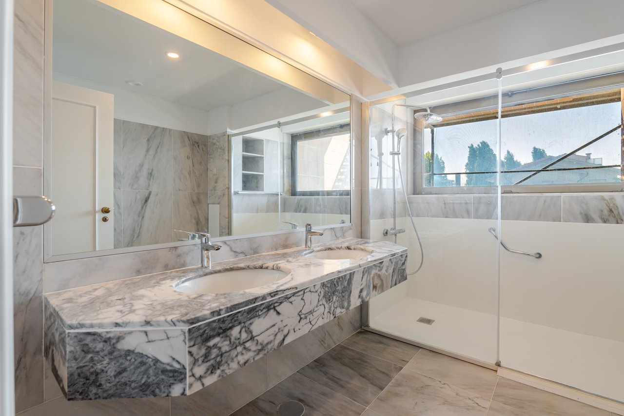 Luxury 5-Bedroom Apartment with Balcony & Private Garage in Foz do Douro, Porto