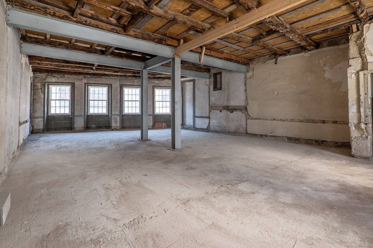 Versatile 450 m² Commercial Building for Lease in Trindade, Porto’s Prime Business Hub