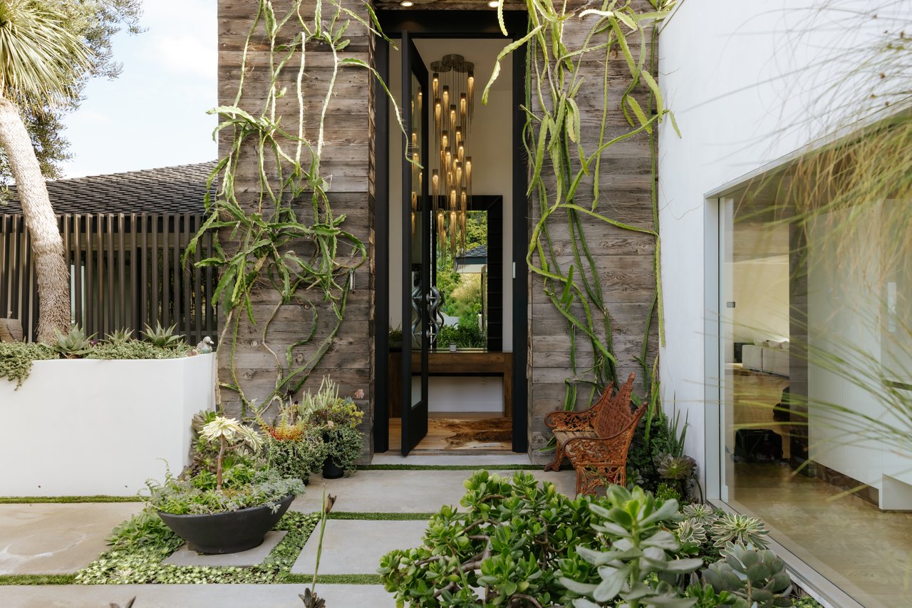 2402 Carman Crest Dr