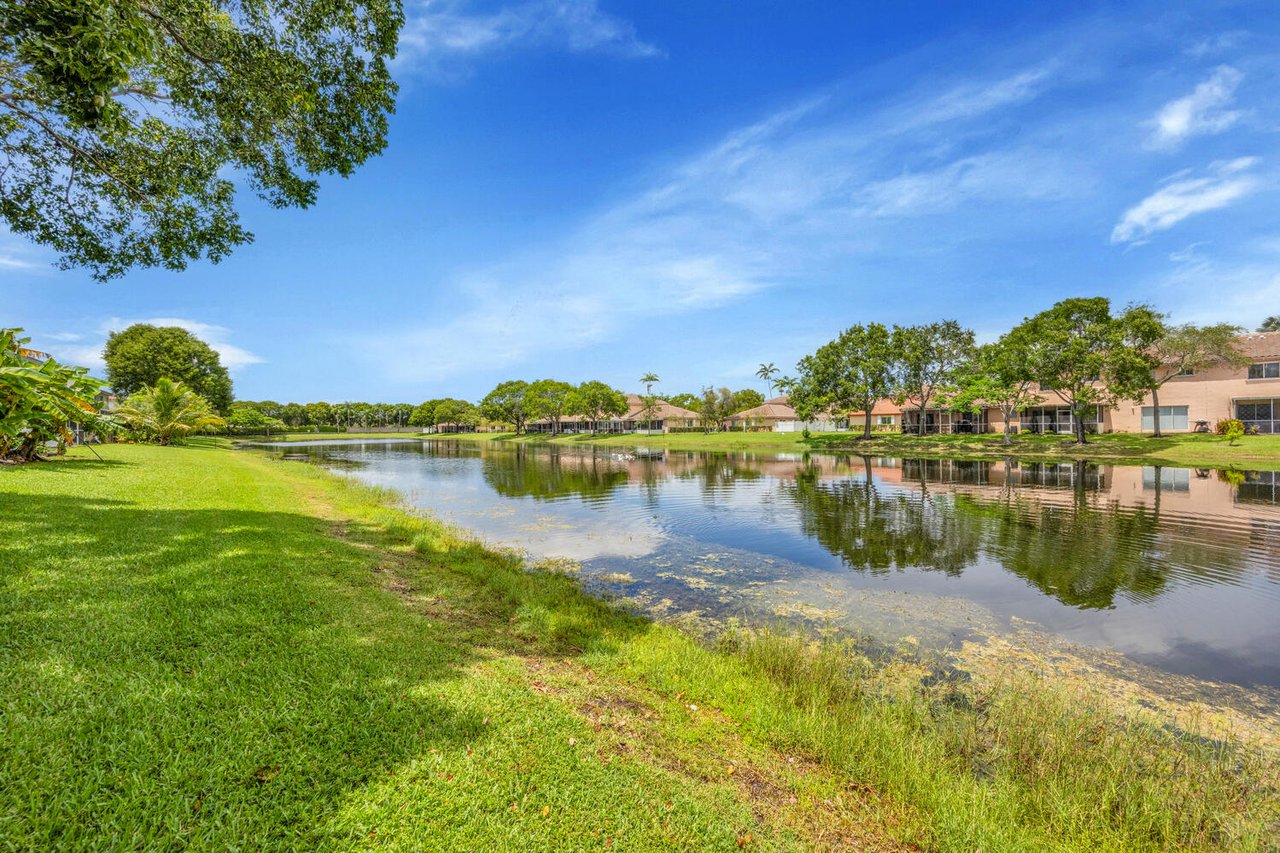 Lakefront Townhouse in Pembroke Pines