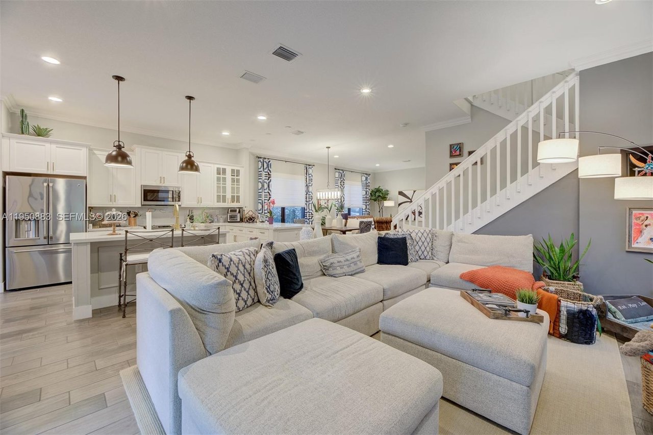 hialeah-home-for-sale-living-area