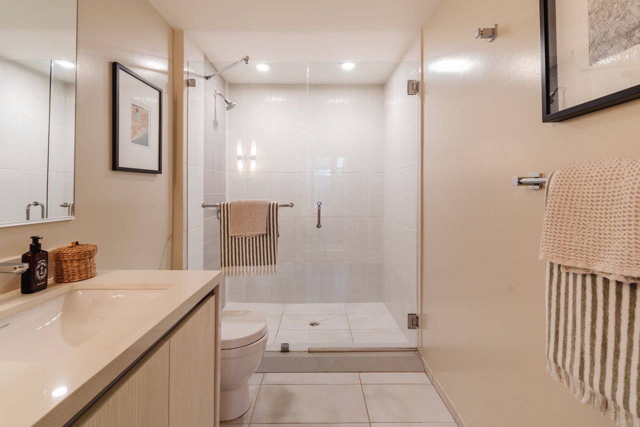 441 S Barrington Ave Unit: 109, Brentwood 