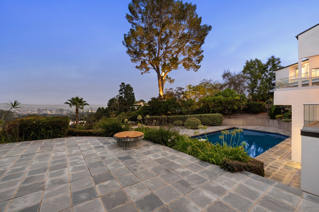 940 Linda Flora Dr