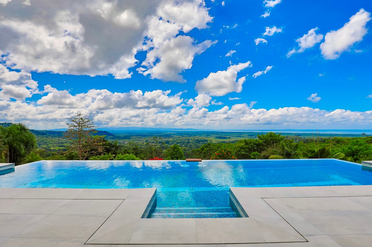 Bauhaus Modern Infinity Pool Home, Ojochal, Puntarenas
