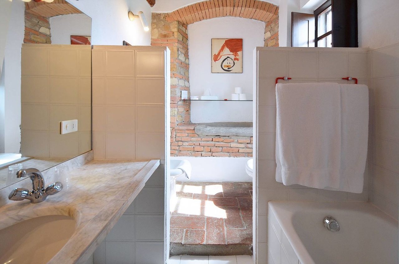 Prestigious and Historic Country House with Pool
