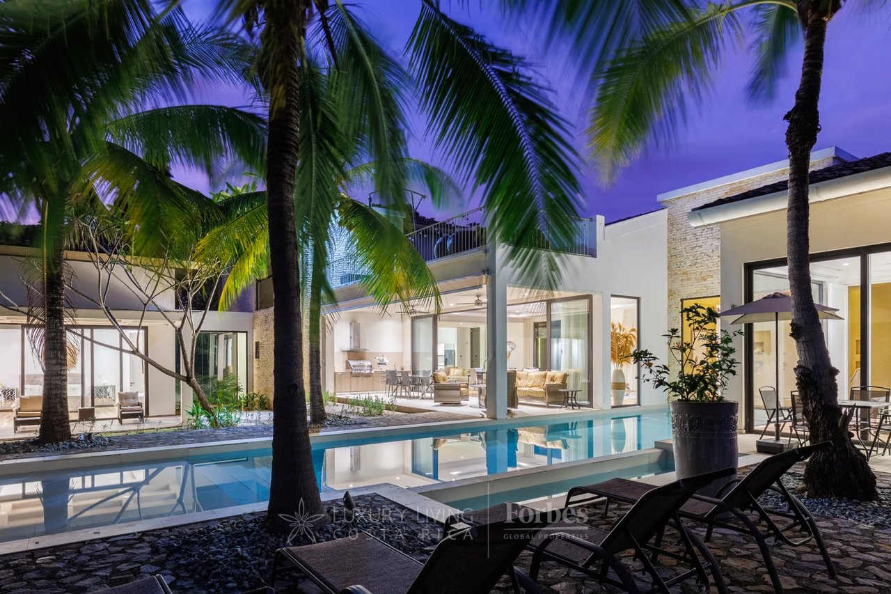 20166 - Paradise Estate: 4-Bedroom Villa with Spa & Pool in Pinilla