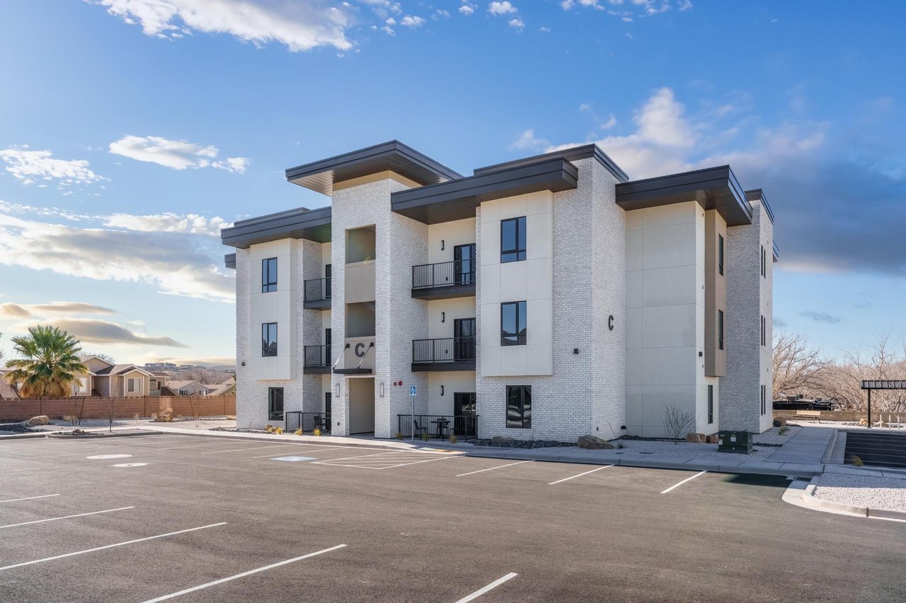983 W State St B-304