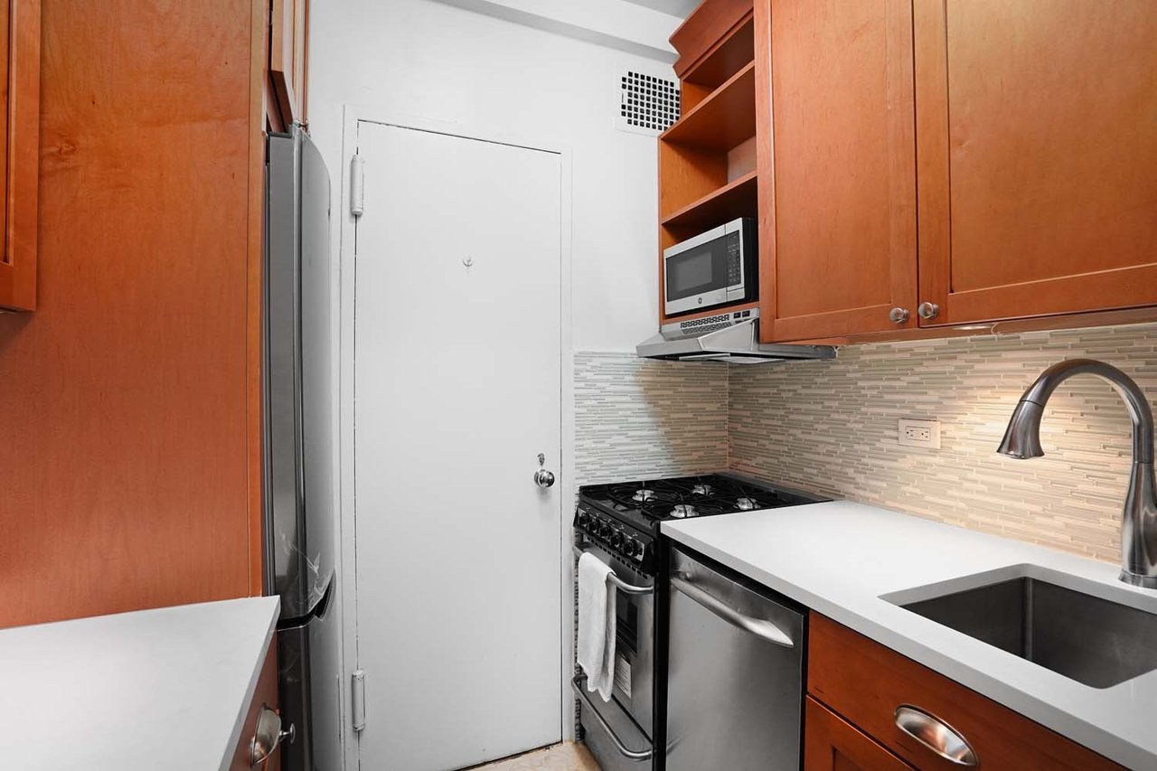  45 East End Avenue, #5J