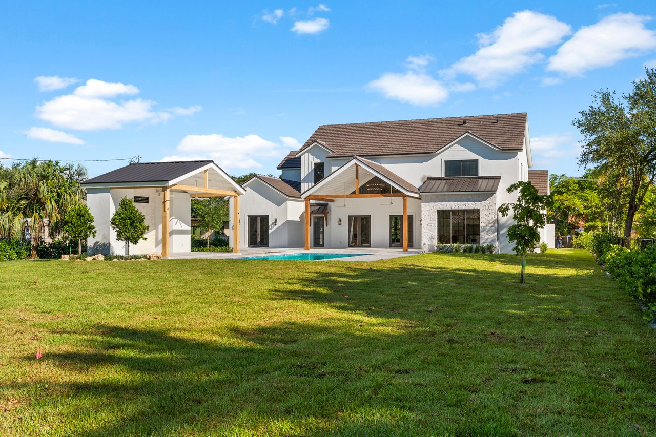 Beautiful Modern Farmhouse in Glenvar Heights