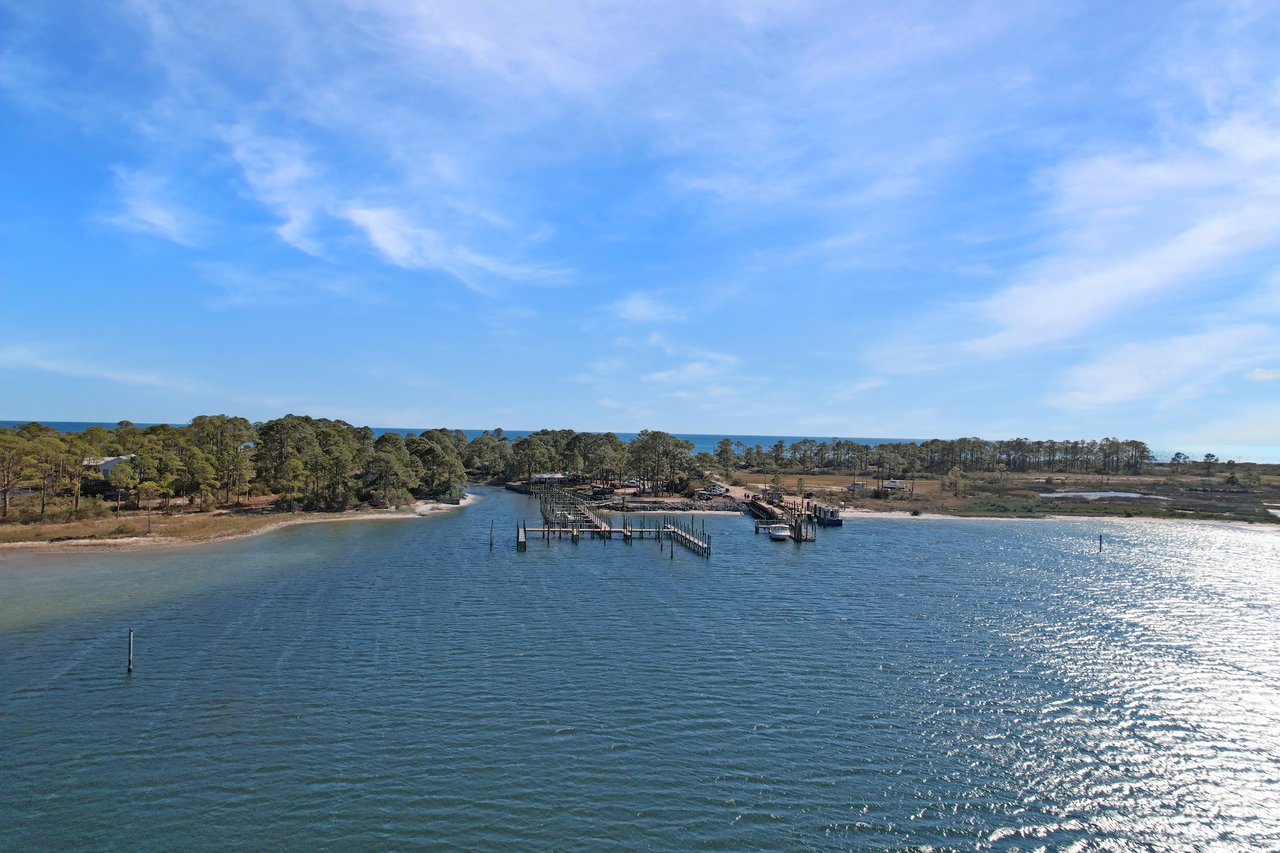 picture of the dog island dock in carrabelle, florida