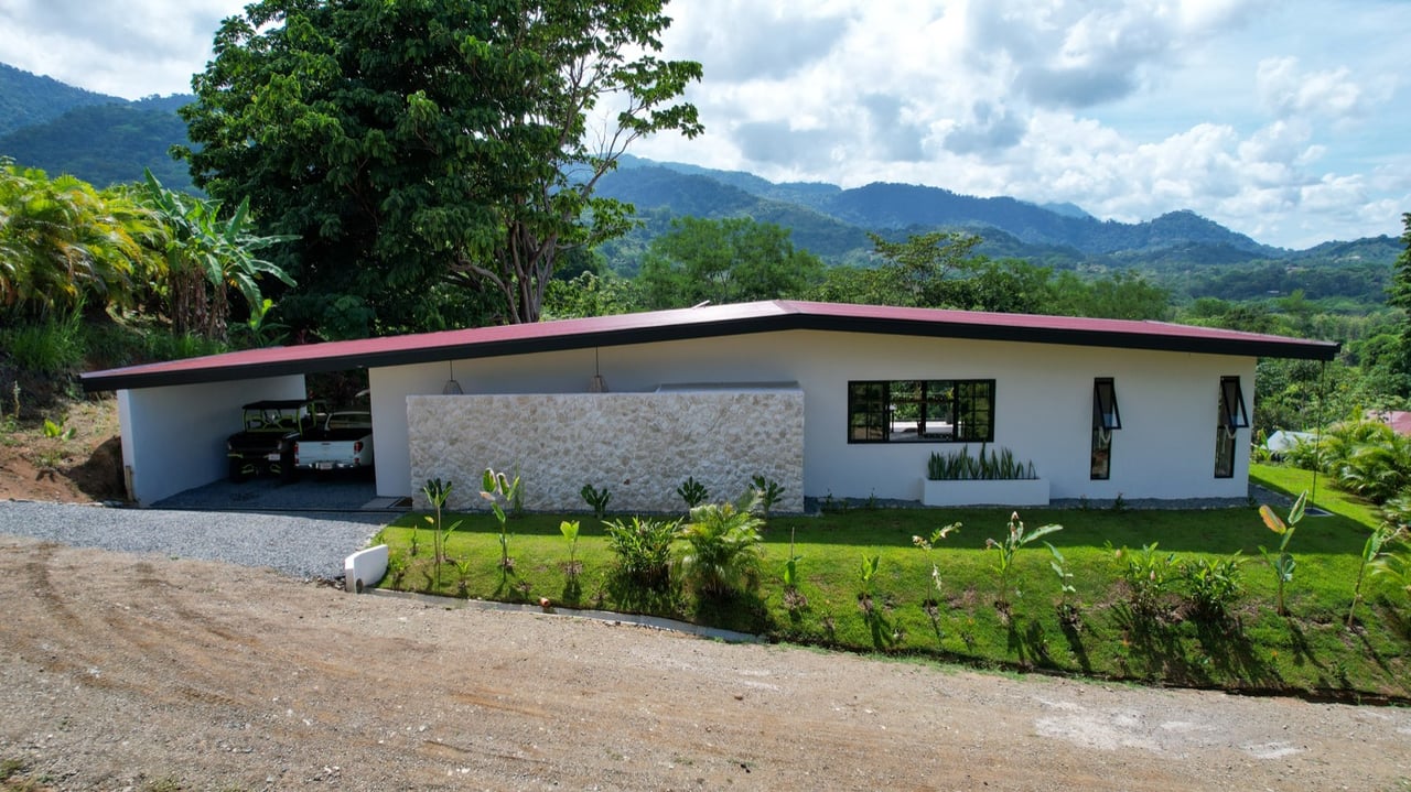 New Modern Ojochal Home with Pool, Office & Mountain Views 24/7 Security
