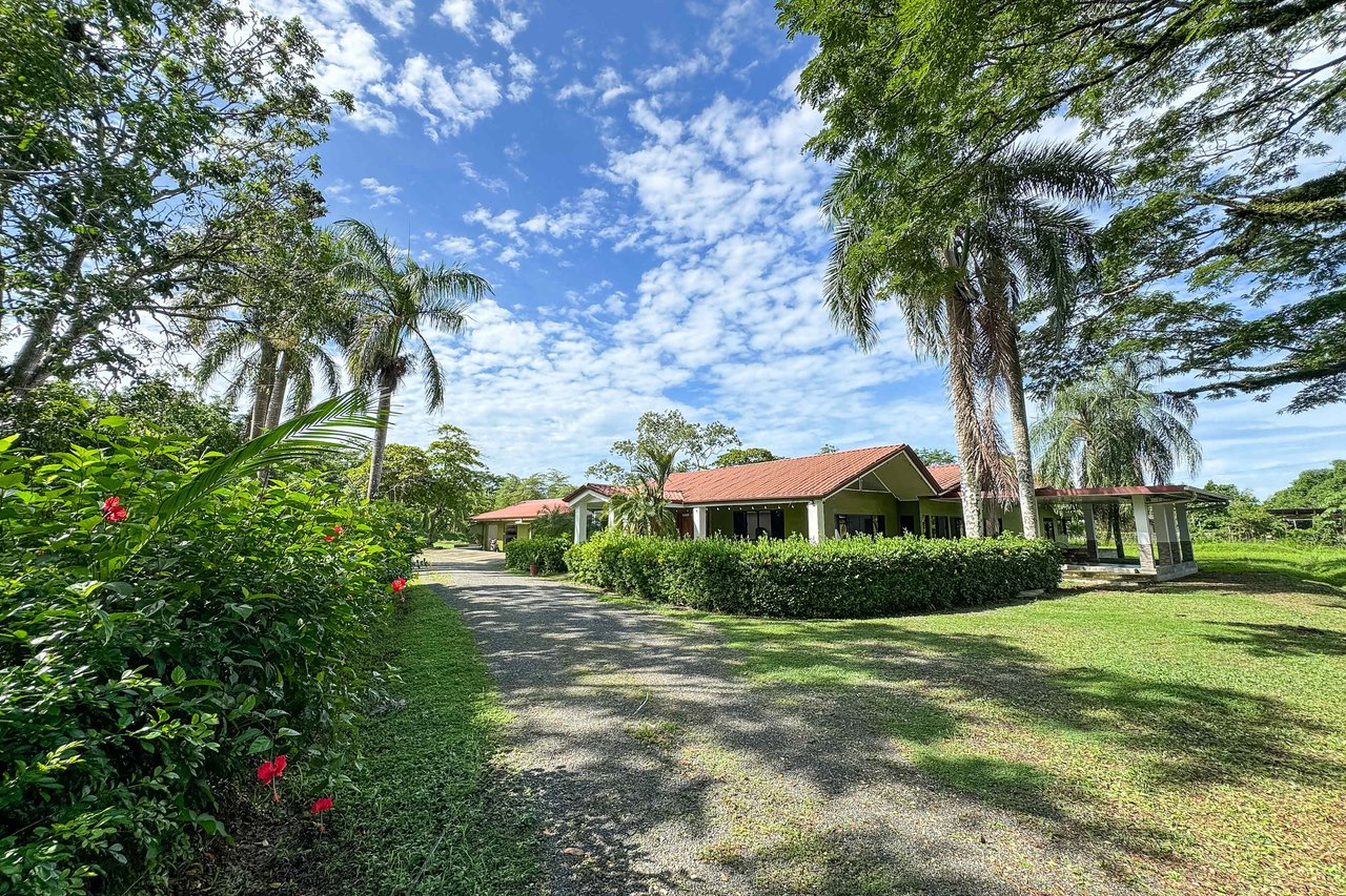 La Casona, 5 BDR Home Close To Quepos Town 