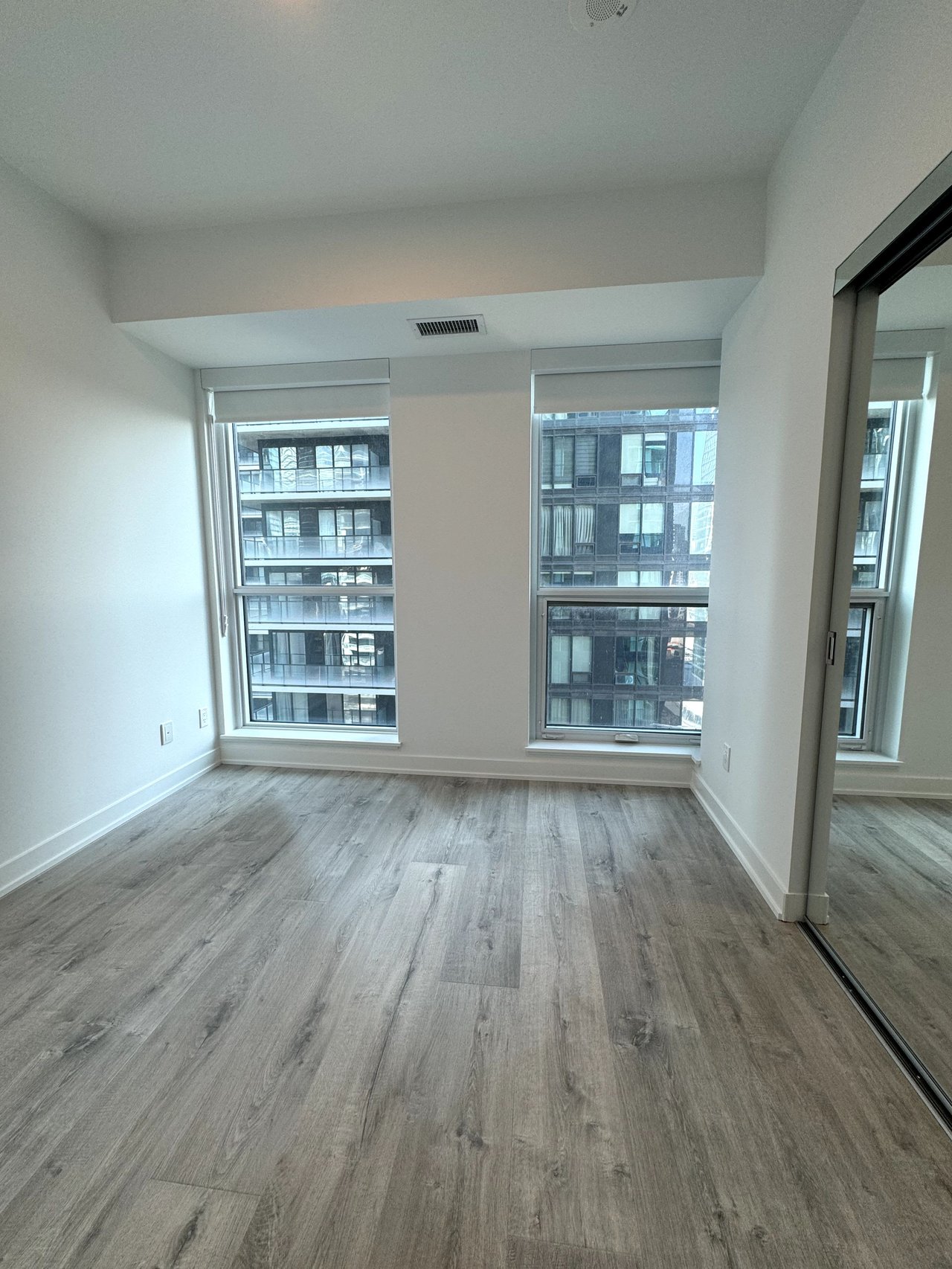  327 King St W Unit: 2105