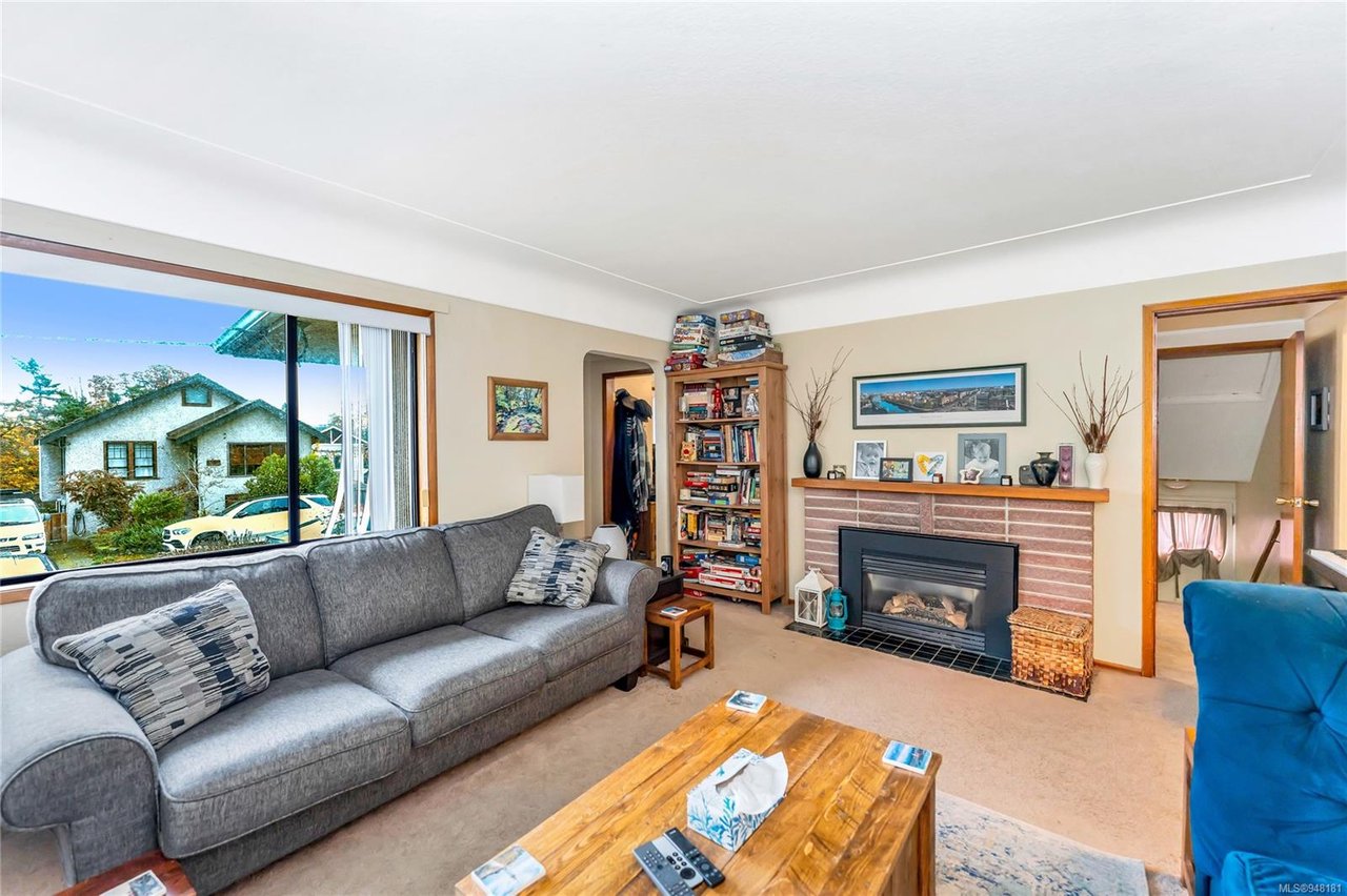 2884 Inez Dr