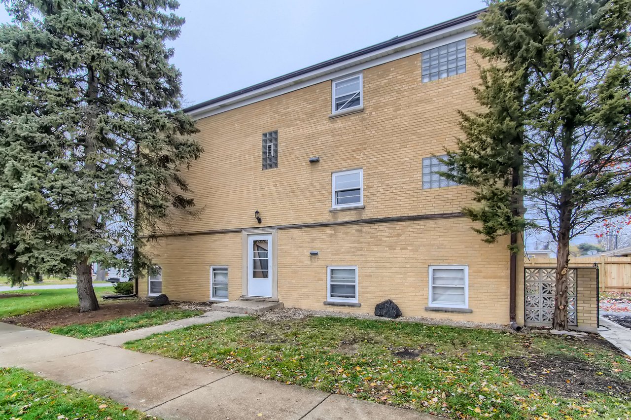 8707 N Oketo Niles, IL  60714