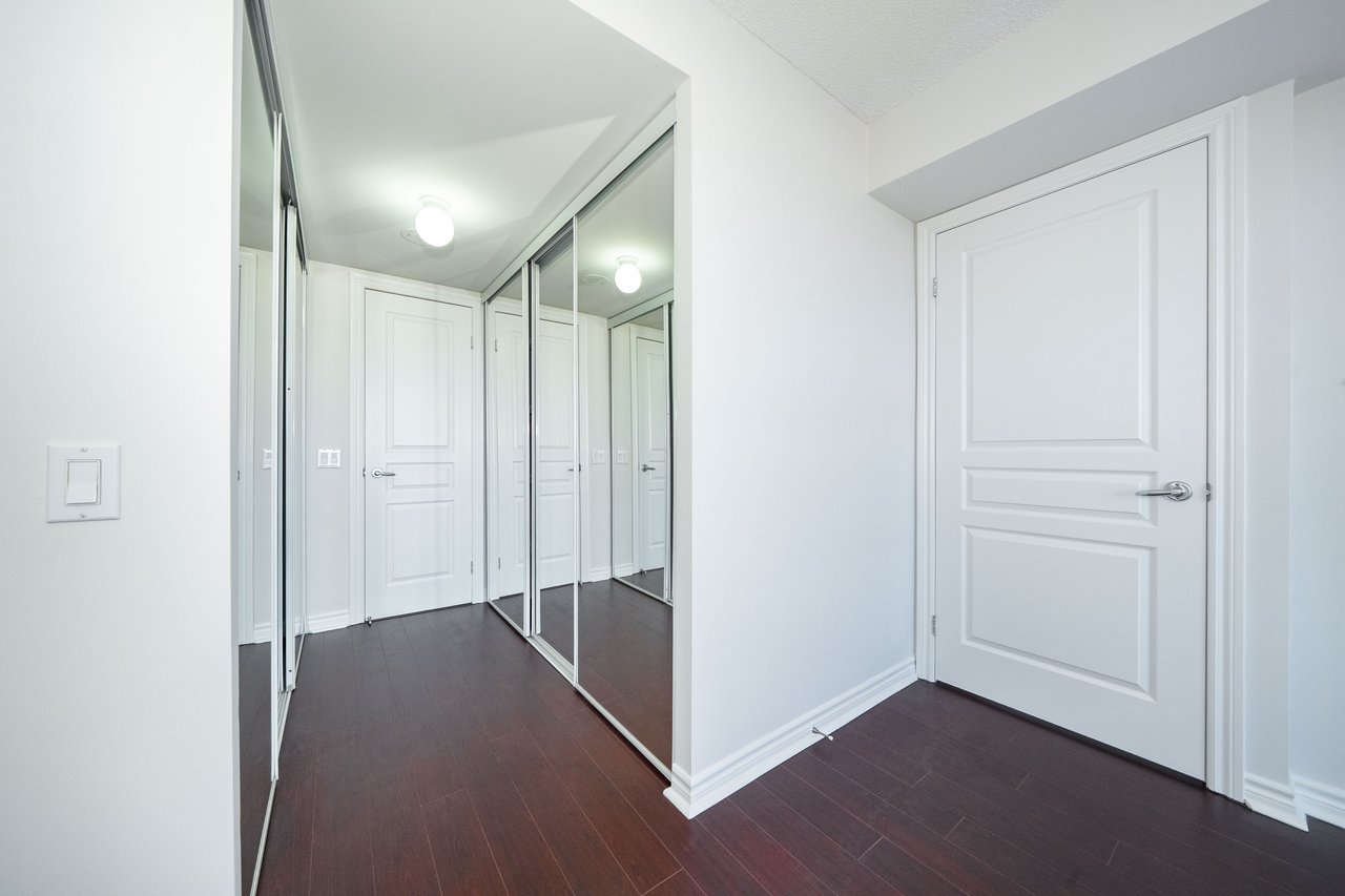 9015 Leslie Street, 807