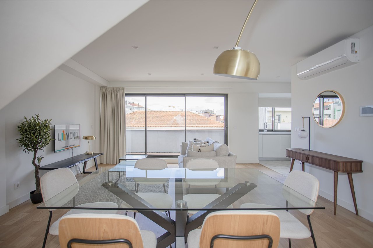 Elegant 3-Bedroom Apartment with AL License and Terrace in Central Porto