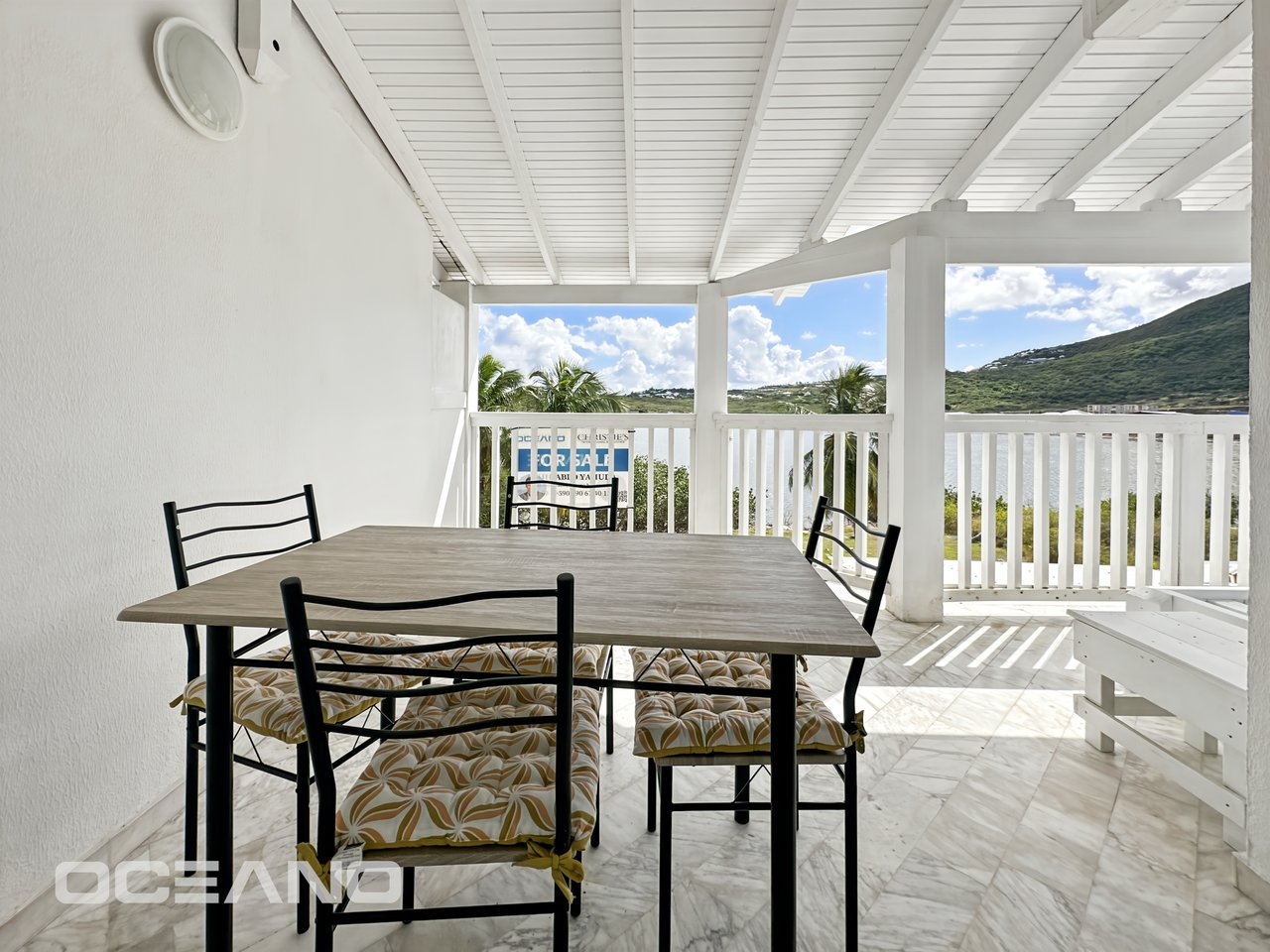 2 bedrooms with a sea view