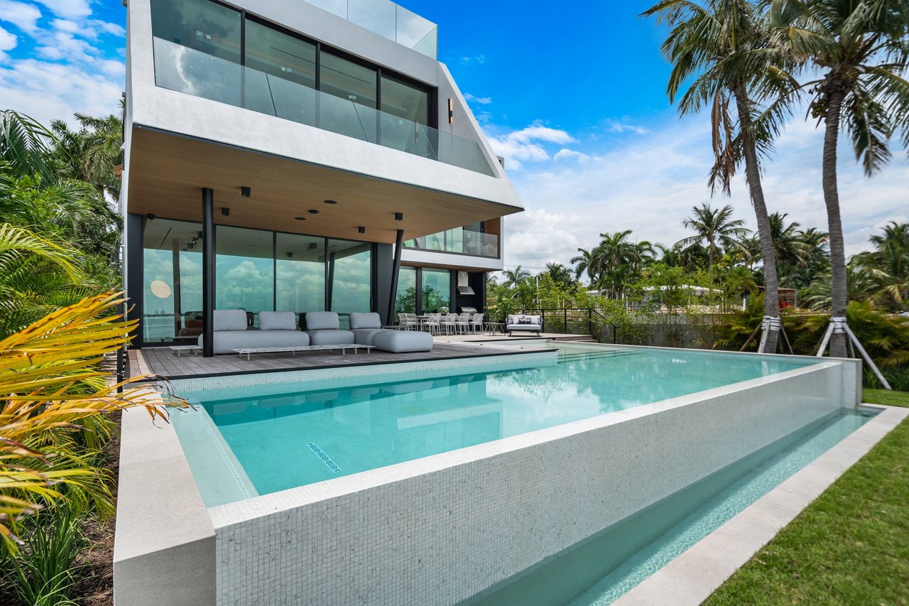 February 2025 | Sabal Development, led by Pascal Nicolai, Finalizes $20.6 Million Sale of Exquisite Venetian Island Estate