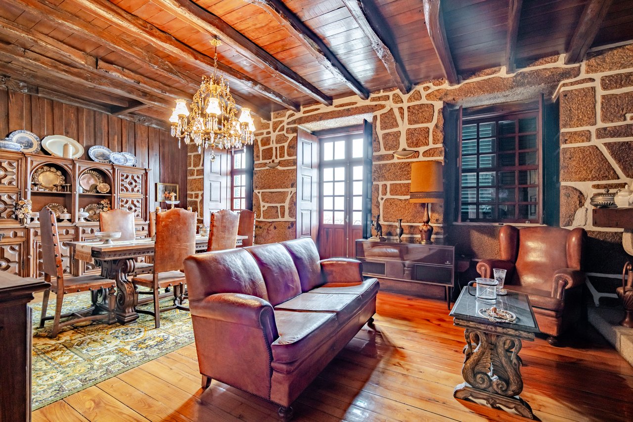 Rustic Four-Bedroom House with Private Land in Folhadela, Vila Real