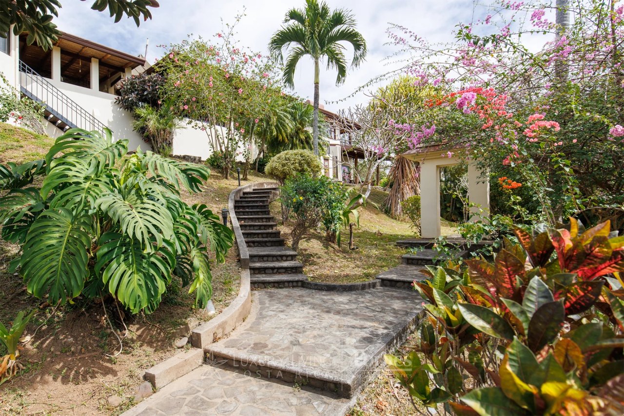 20875 - Villa Plumeria: Atenas, 3.8 Ha with Pool, Coffee Plantation & Views