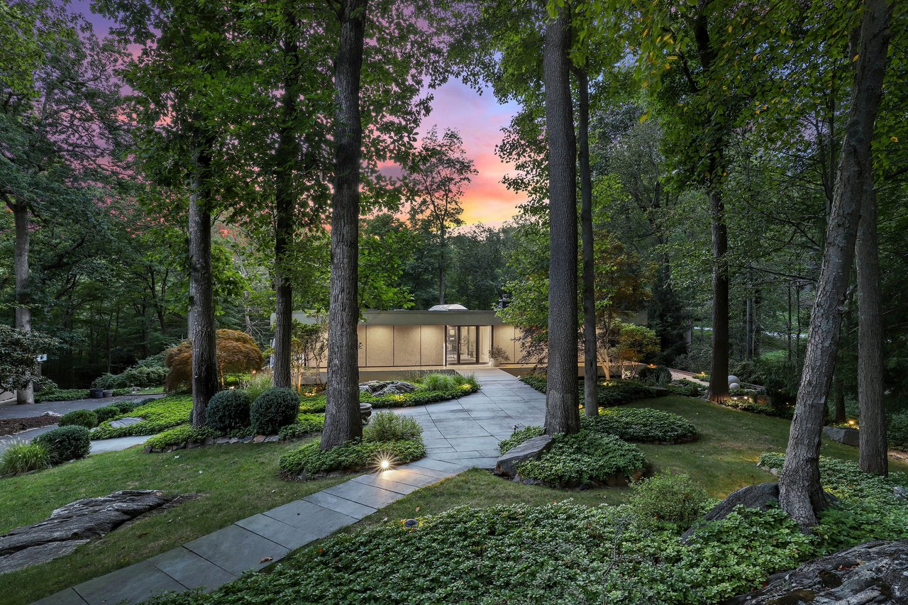 A Mid-Century Modern Home That Almost Floats in Armonk