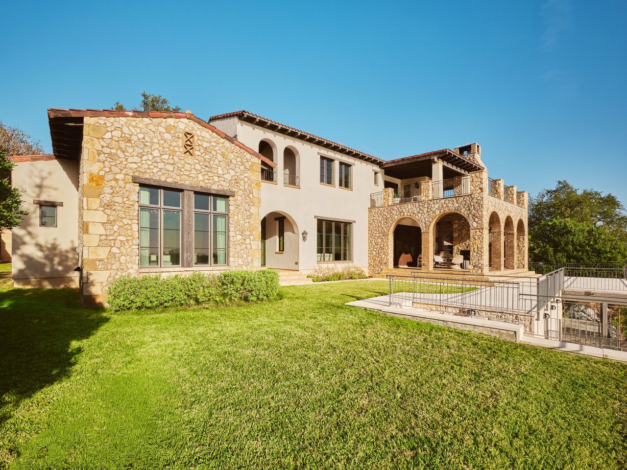 LAKESHORE HORIZON: WATERFRONT VILLA WITH LAKE & CITY VIEWS