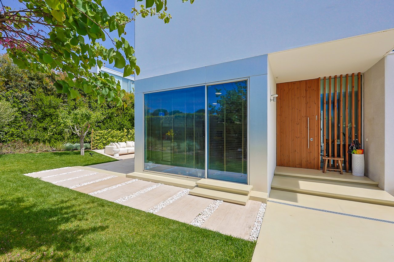 “The Green Villa” – Elegant Luxury Villa with Pool in Carnaxide, Oeiras