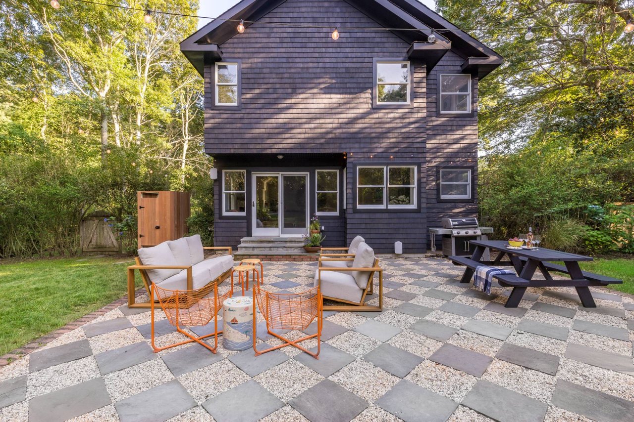 7 Wooded Oak Lane, East Hampton