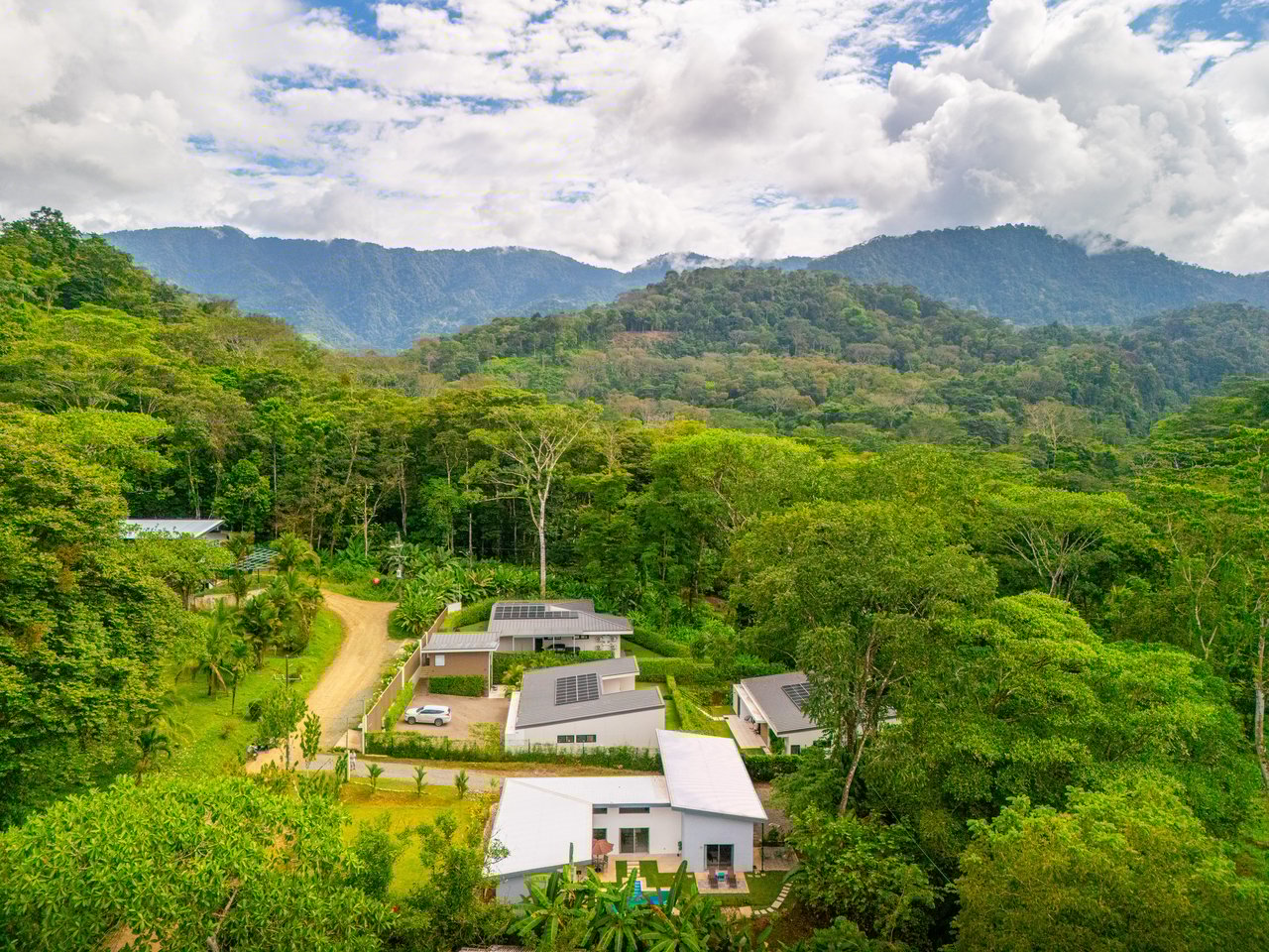 Brand New Home! Nature Lovers Escape by Uvita's Bamboo Forest and Swimming Holes
