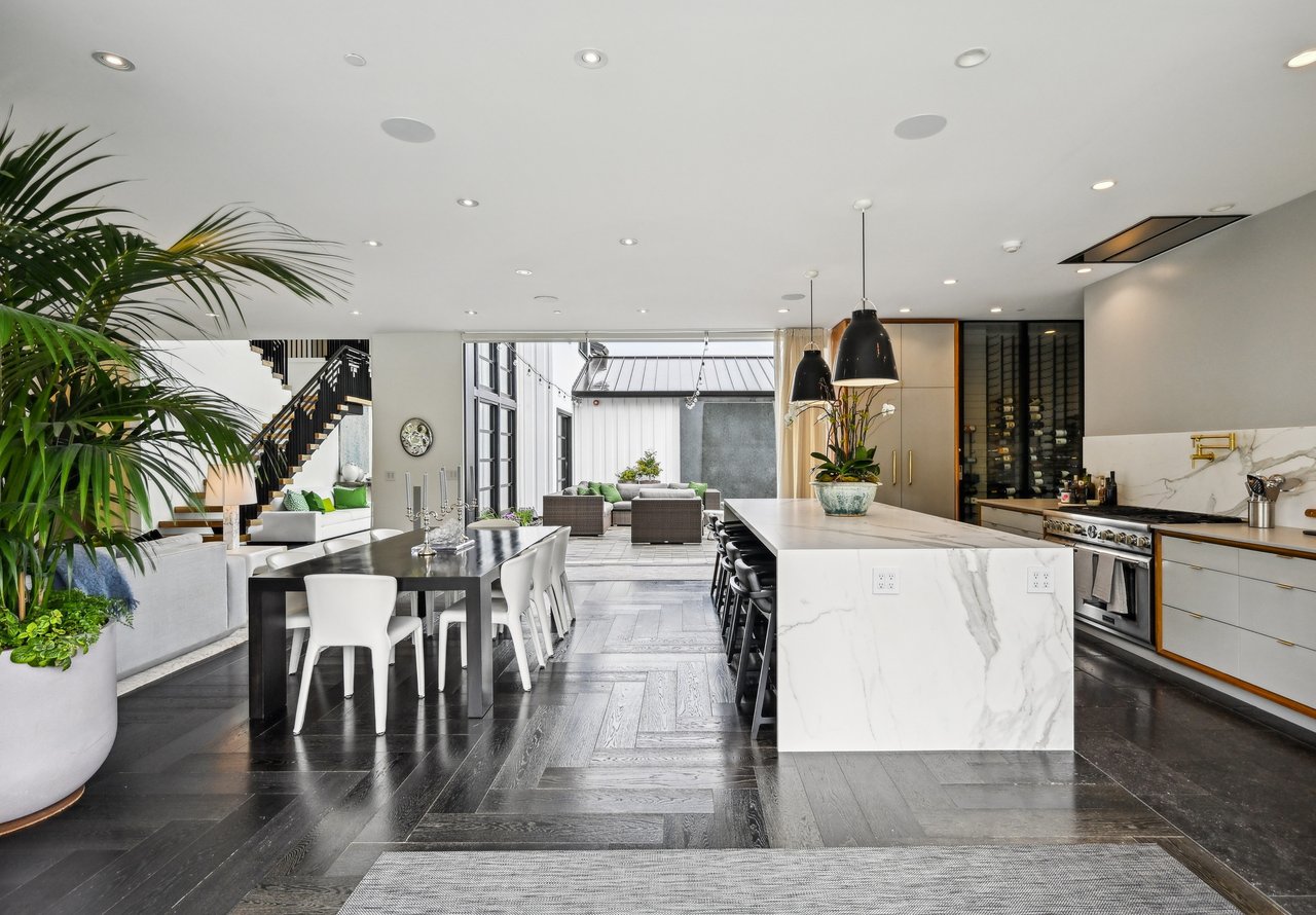 A Waterfront Masterpiece of Modern Luxury