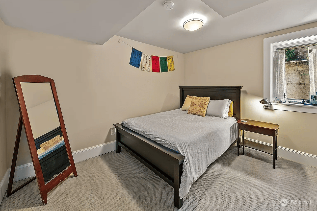 5529 Kenwood Place N