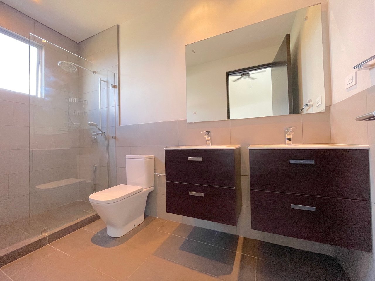 Contemporary High Ceiling Condo, Escazu, San Jose