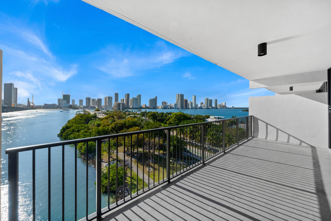1000 Venetian Way 810