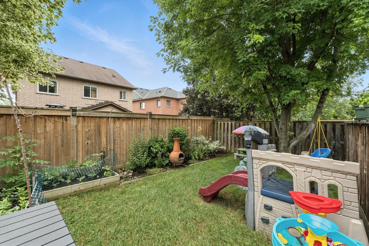 151 Mowat Cres