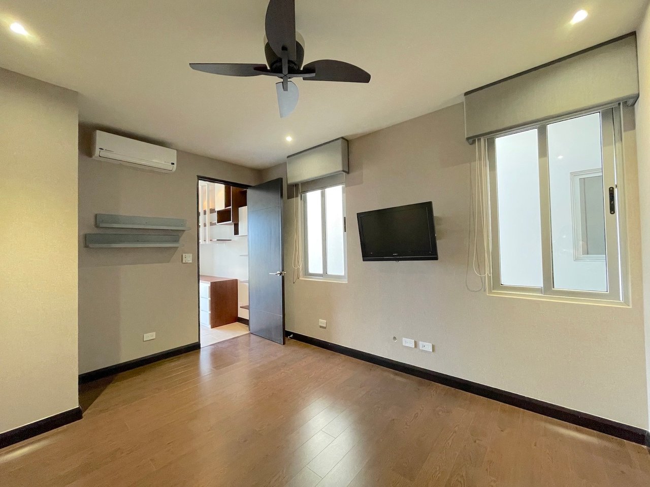 Contemporary High Ceiling Condo, Escazu, San Jose