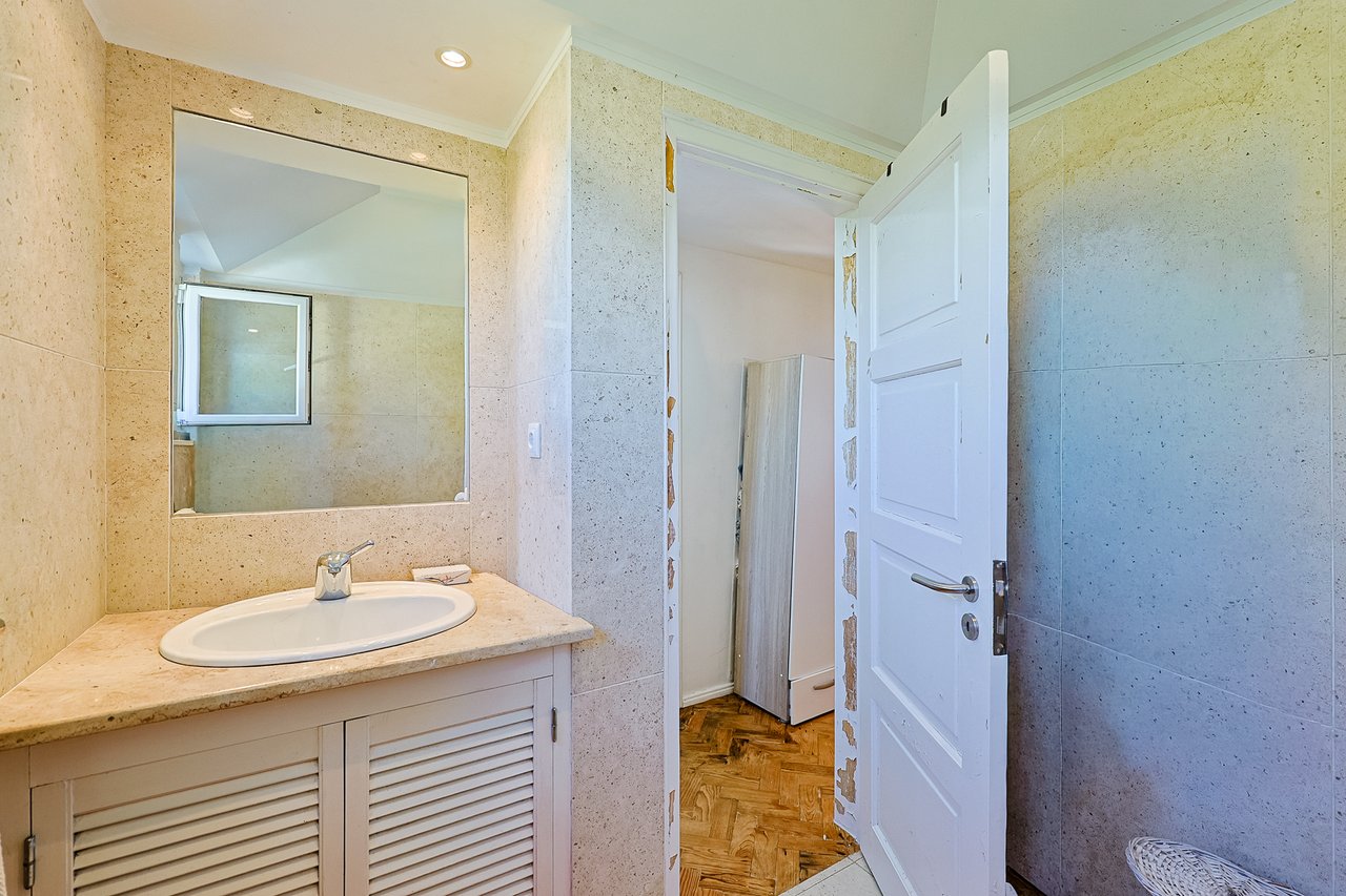 Spacious 5-Bedroom Villa with Expansive Garden Near Sintra in Colares