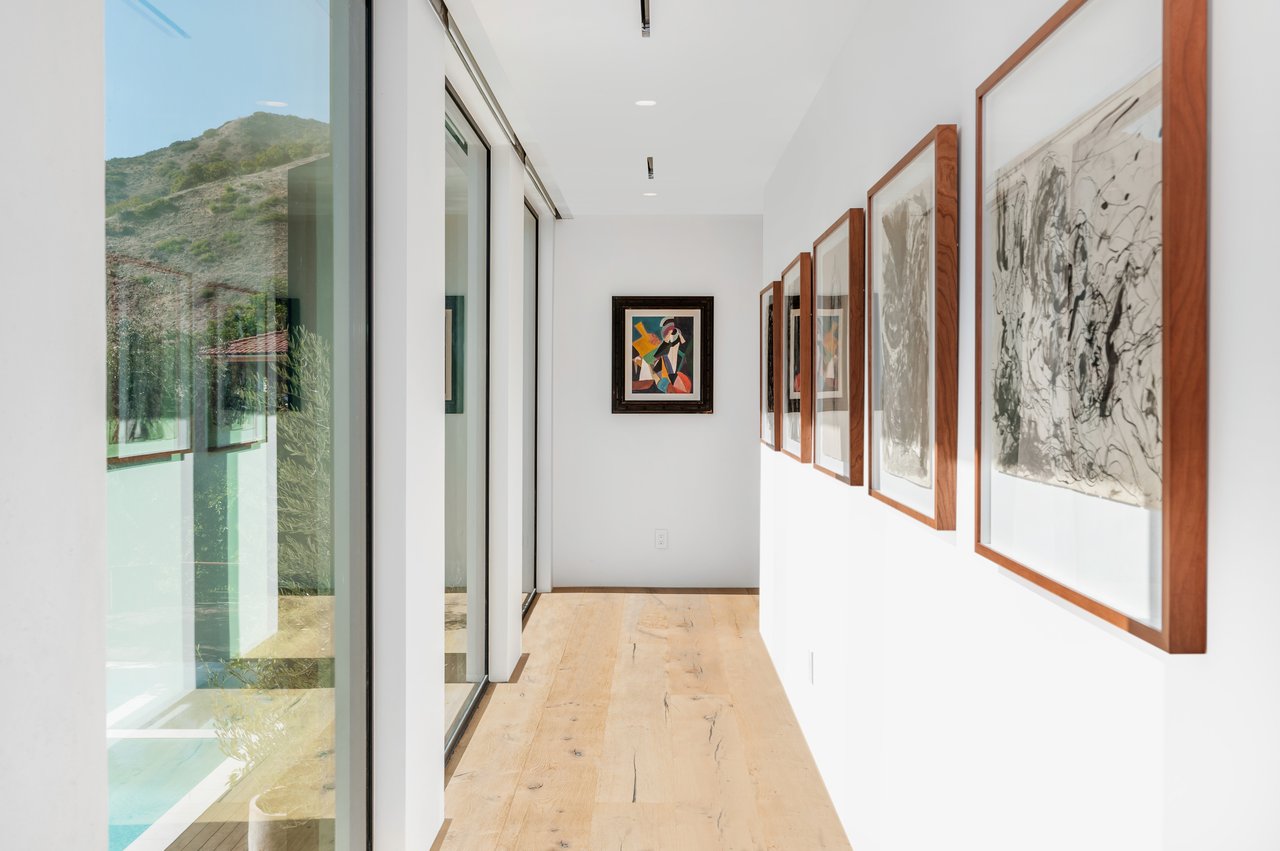 3226 Serra Rd, Malibu